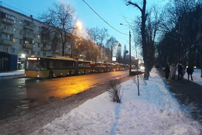 У Києві замість трамваїв і тролейбусів тимчасово курсуватимуть автобуси через дефіцит електрики
