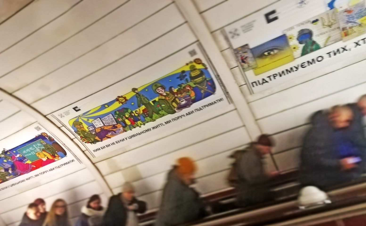 До Дня волонтера та свята ЗСУ у київському метро з’явилися малюнки відомого художника присвячені захисникам України (фото)