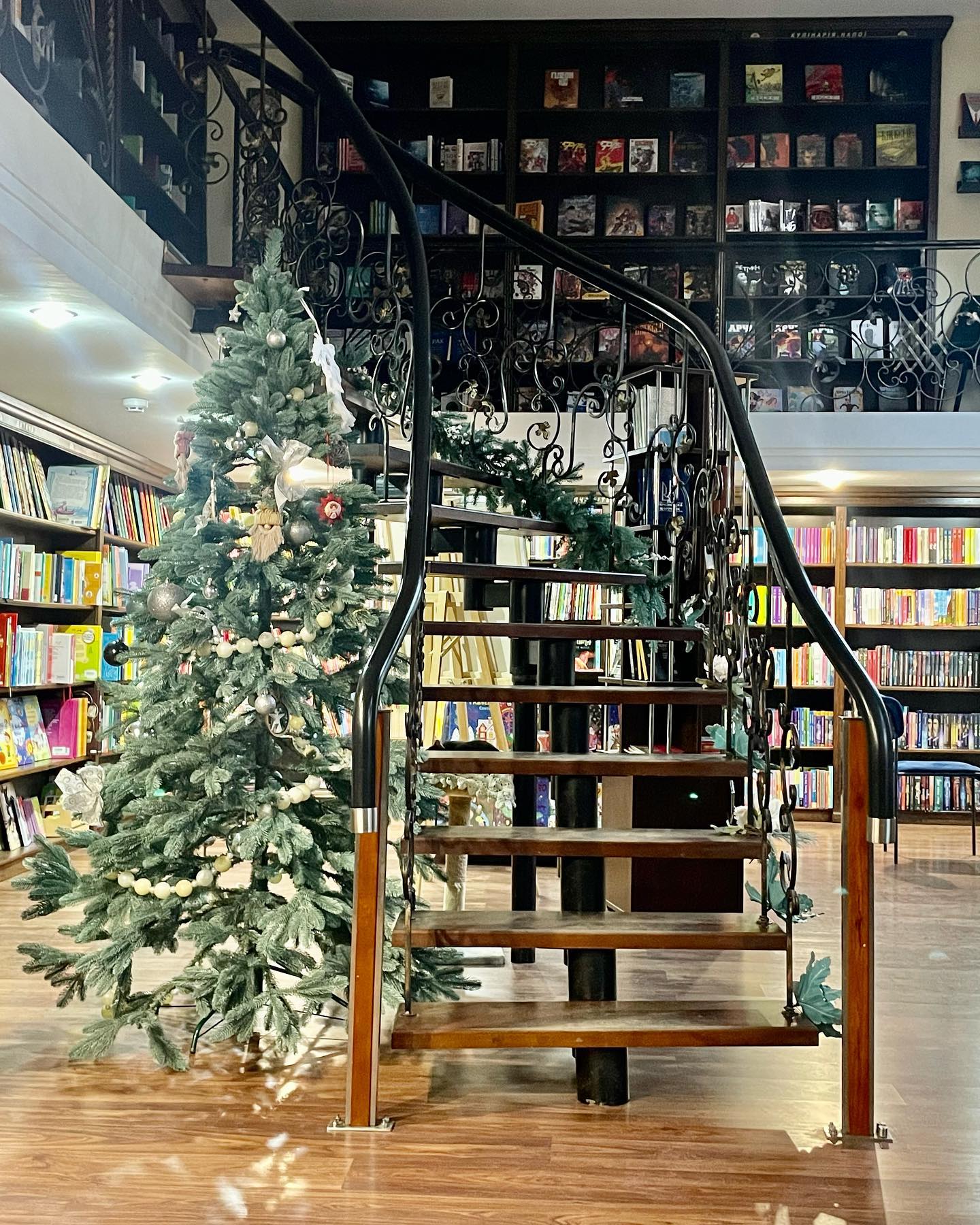 У Києві книгарня закликає долучитись до благодійного проєкту-бібліотеки зі збору книг для літніх людей