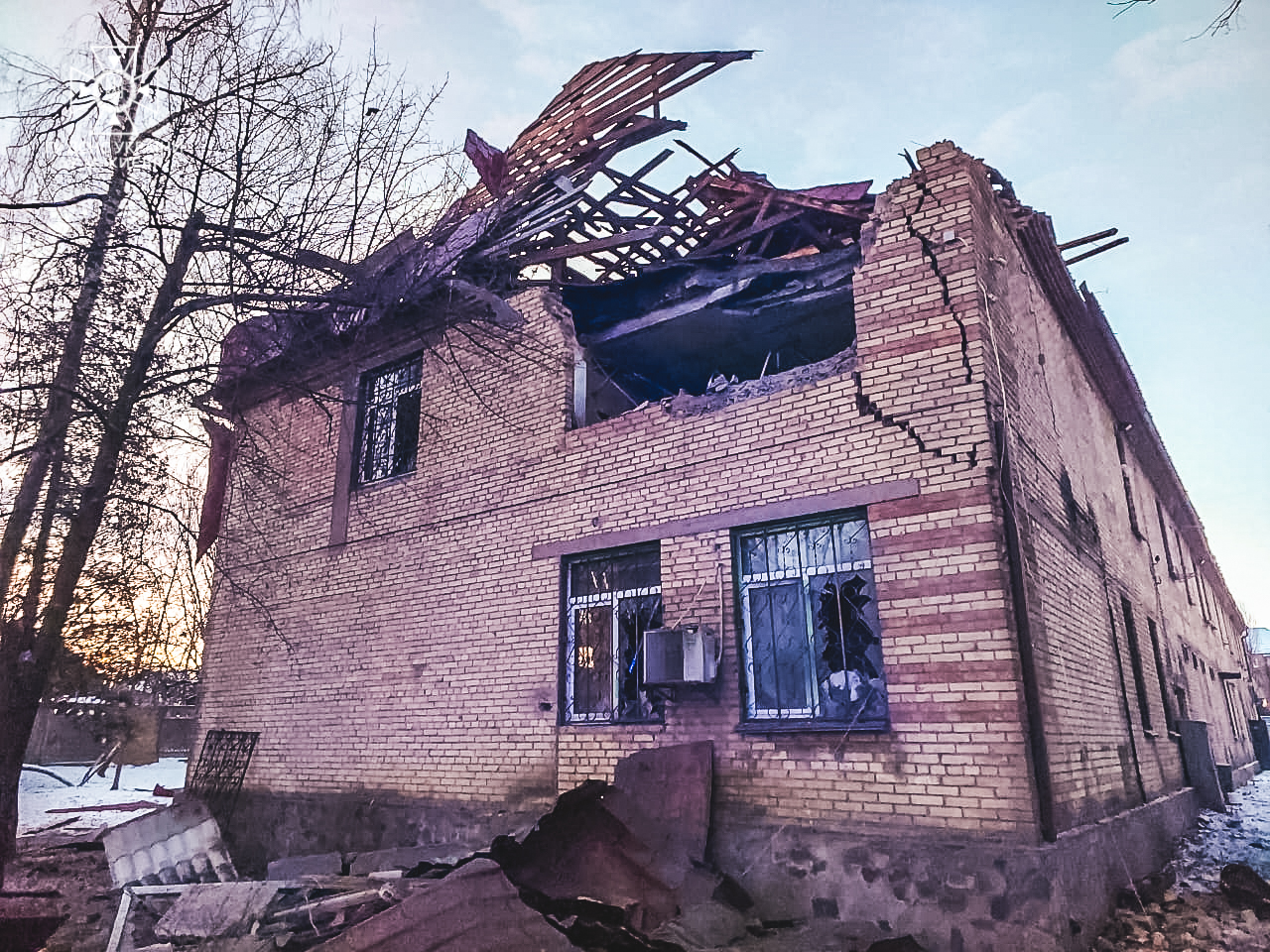 Внаслідок падіння уламків ворожих дронів пошкоджено адмінбудівлю у Києві і приватний будинок у Вишневому (фото)
