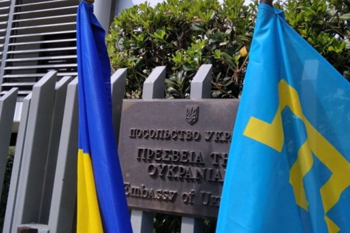 Черговий “подарунок”: українське посольство в Греції отримало закривавлений пакунок