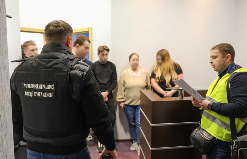 Поліцейські Києва викрили злочинну групу в організації мережі з надання сексуальних послуг