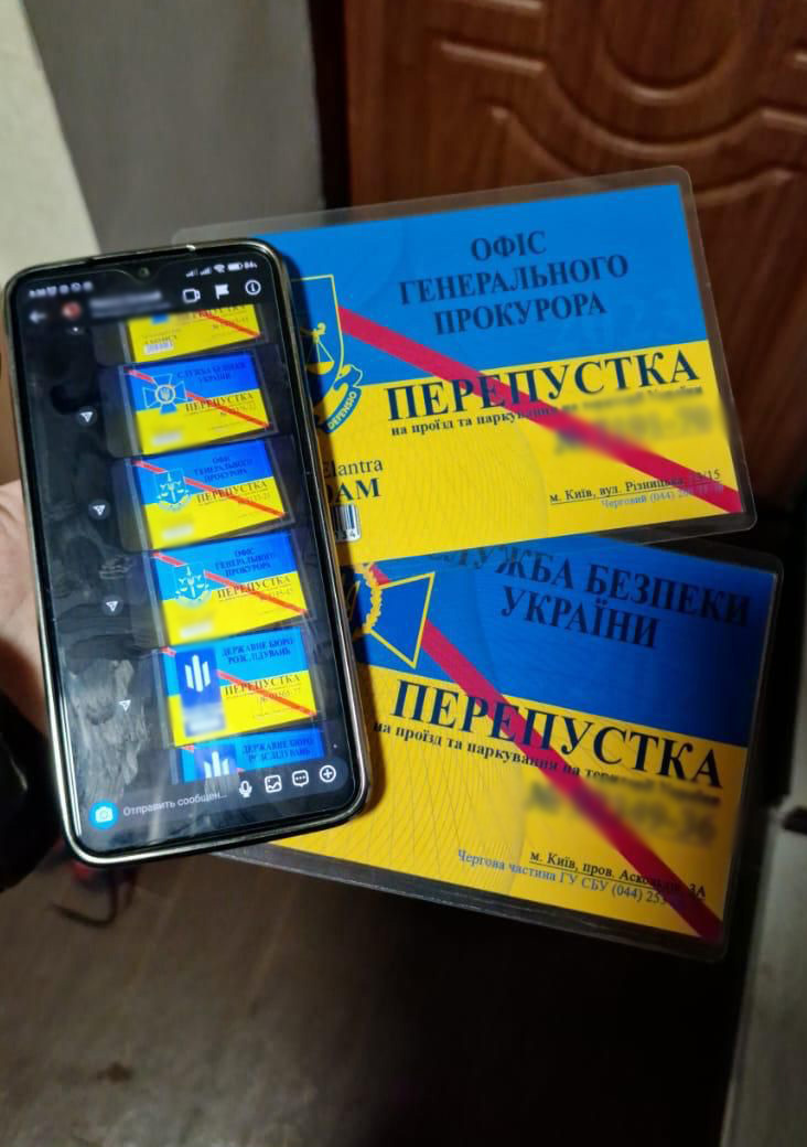 Прокуратура заблокувала канал збуту фейкових посвідчень та перепусток державних установ та правоохоронних органів