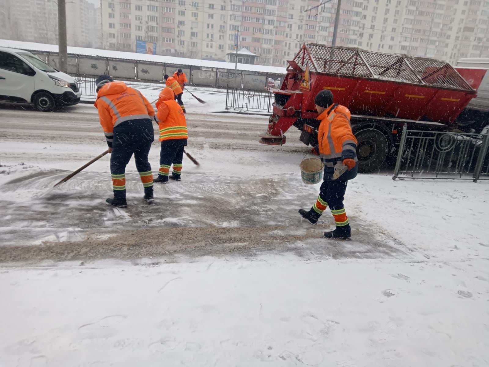 Через снігопад на розчистку доріг вивели майже 5 тисяч столичних комунальників