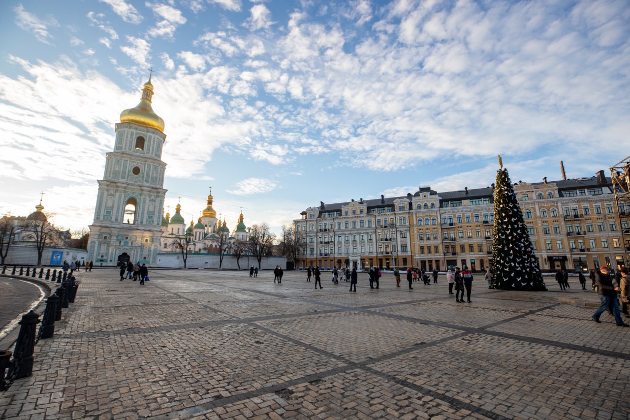 Ялинка на Софійській площі в Києві сяятиме протягом дня 31 грудня та на Різдво, - КМВА