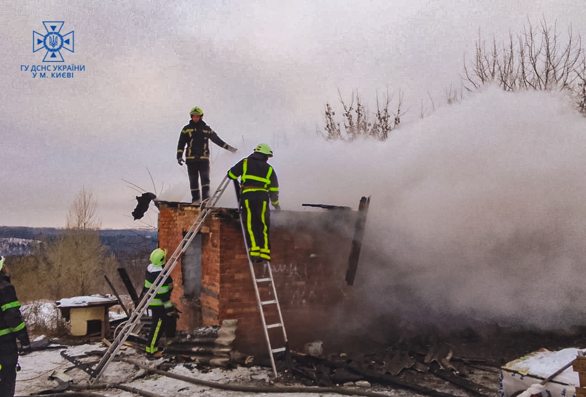 У Києві під час гасіння пожежі у відселеній будівлі рятувальники виявили тіло людини