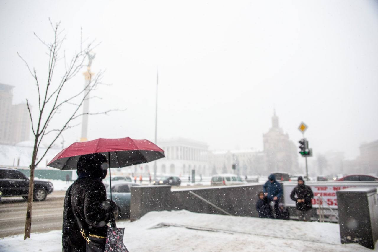 Через снігопад на вулицях Києва працює понад 390 одиниць спецтехніки, водіїв закликають не виїжджати у місто