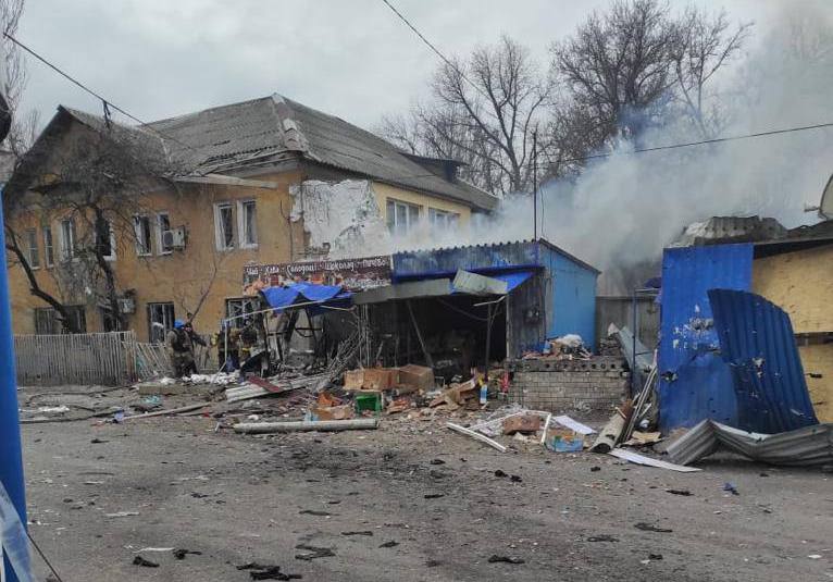 Внаслідок ворожого обстрілу Курахового на Донеччині 8 людей загинули, ще 5 поранені (фото, відео)