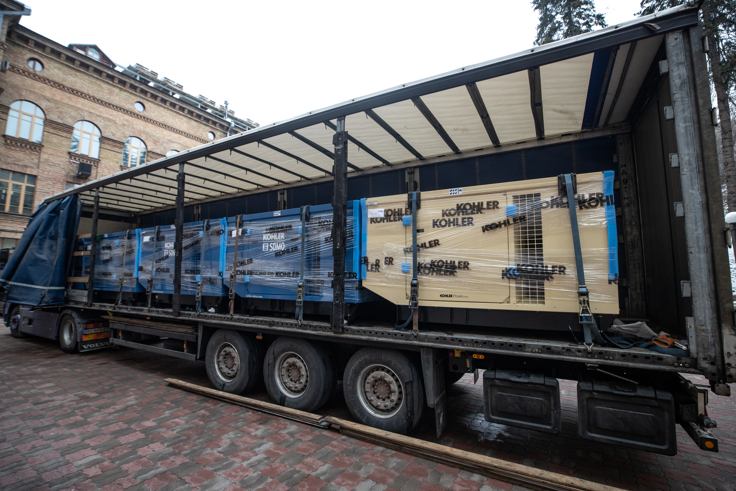 Київ отримав 9 потужних генераторів від данських партнерів: один з них передадуть будинку для людей похилого віку