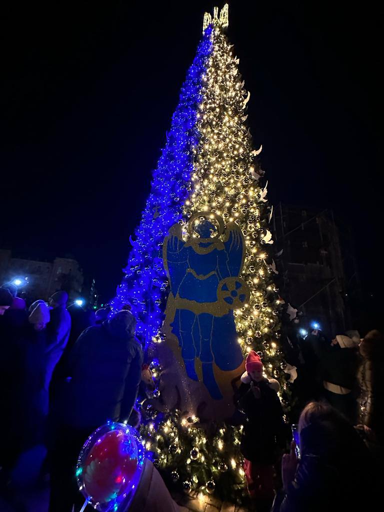 У Києві засвітили “Ялинку незламності” на Софійській площі