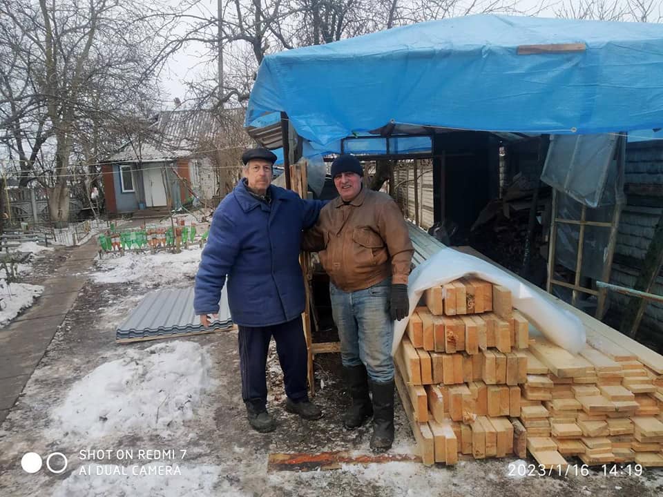 Мешканці Копилова отримали перші будматеріали для відновлення осель