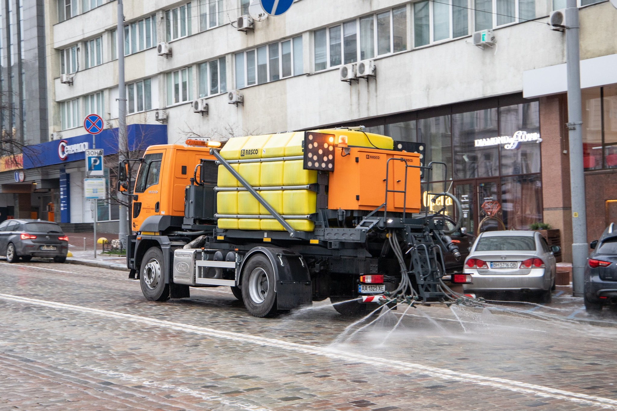 124 одиниці техніки “Київавтодору” проводять обробку вулиць протиожеледними реагентами