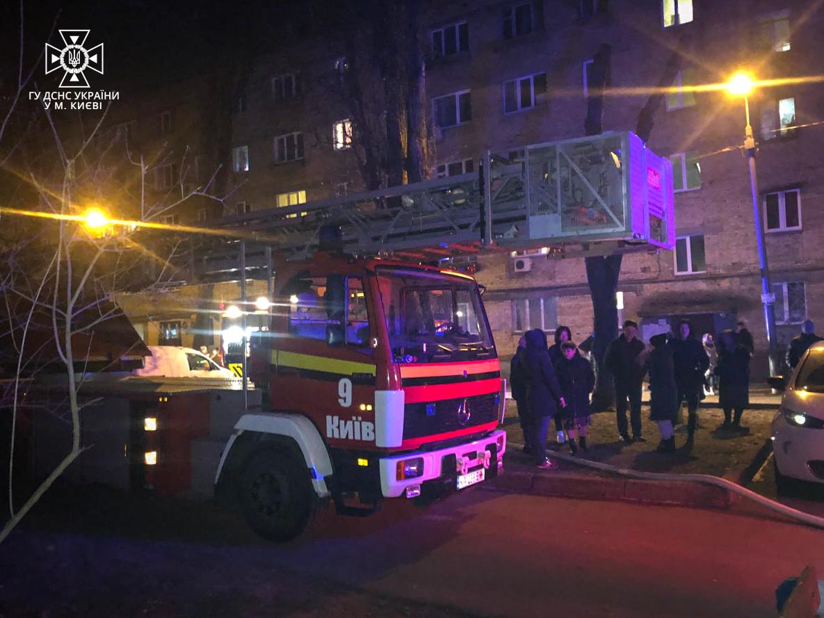 На столичній Борщагівці при пожежі у багатоповерхівці загинув чоловік, двох дітей було евакуйовано (фото)