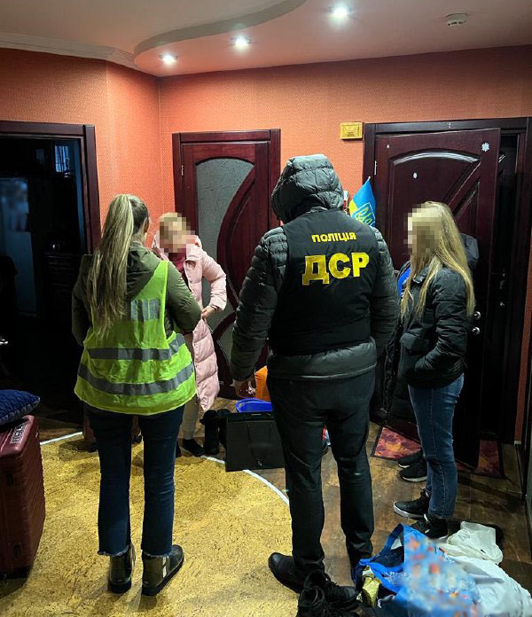 Поліцейські Києва викрили організовану групу, яка виготовляла документи для переправлення призовників за кордон