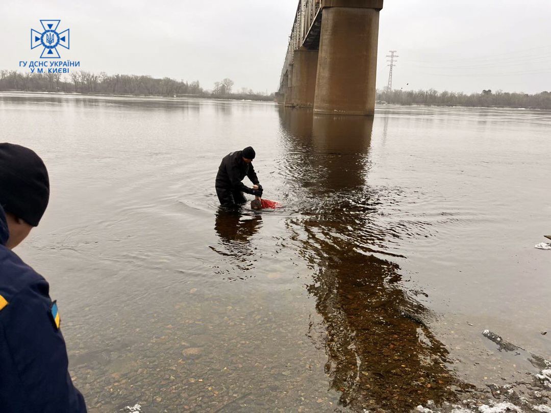 У Києві біля Петрівського залізничного мосту рятувальники дістали з Дніпра тіло жінки