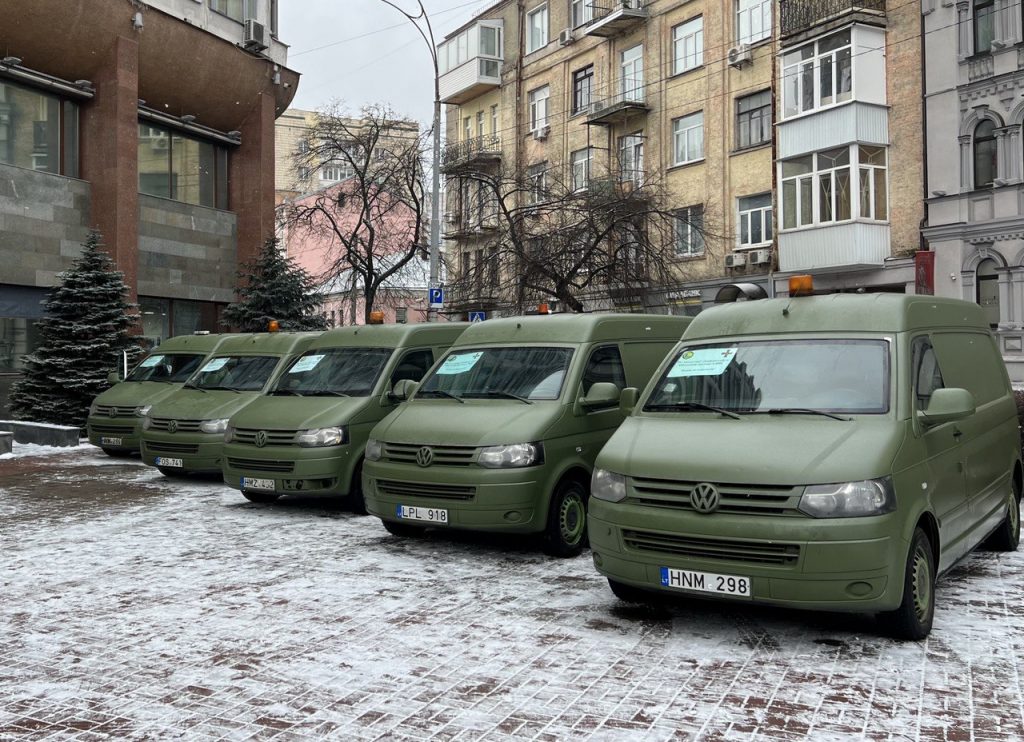 Колектив “Київміськбуду” передав автомобілі для ЗСУ