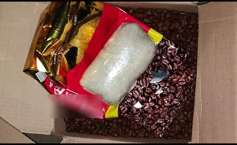 Столичні правоохоронці вилучили у порушника наркотики у пакунках із кавою на понад 800 тисяч гривень (фото)