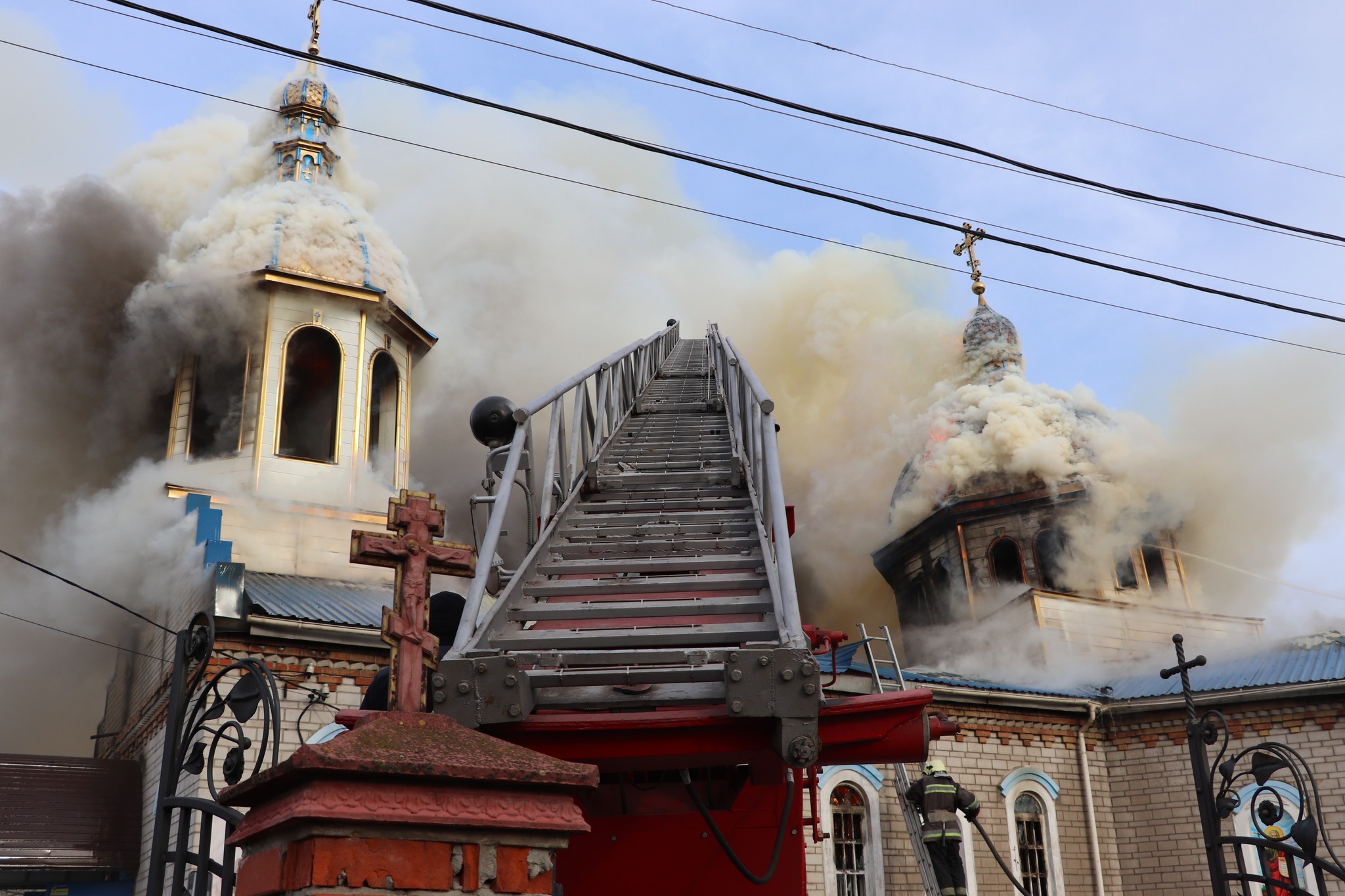 На Бориспільщині палала будівля церкви (фото, відео)
