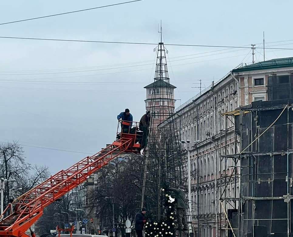 У Києві на Софійській площі почали розбирати головну ялинку