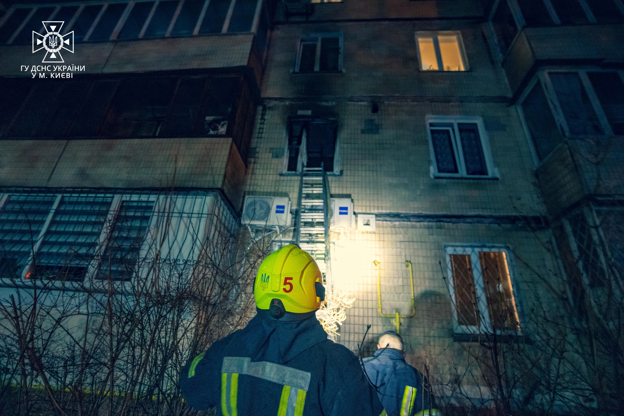 На лівому березі Києва при ліквідації пожежі врятували двох людей (фото)