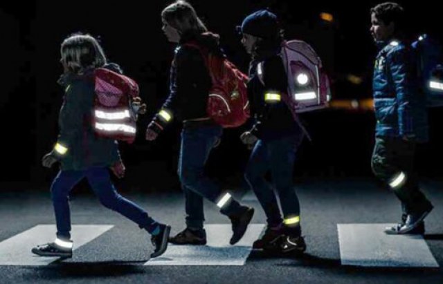 Коли темно на вулиці: рятувальники порадили як правильно носити світловідбивні елементи