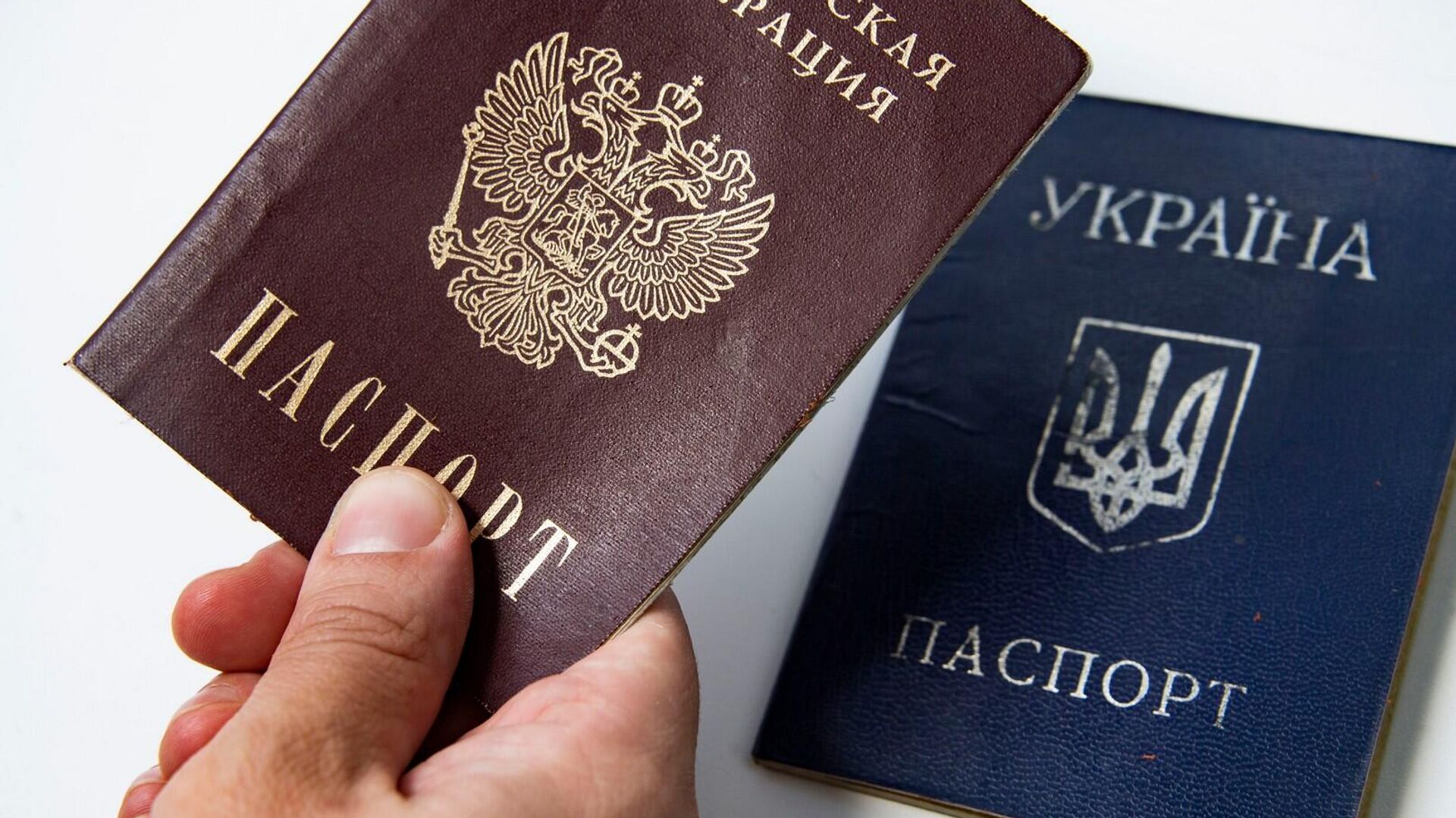 СБУ затримала у Києві “ділків”, які “продавали” українські паспорти громадянам рф