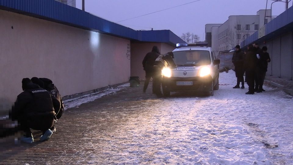 У Києві оперативники затримали чоловіка за вбивство перехожого на Троєщині (фото, відео)