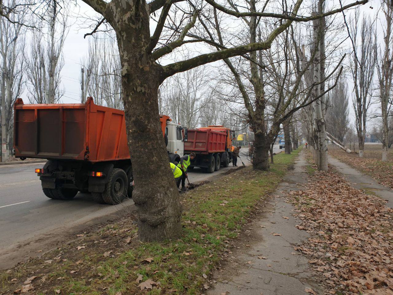 Київські комунальники допомогли прибрати у Херсоні сотні кубів сміття (фото)