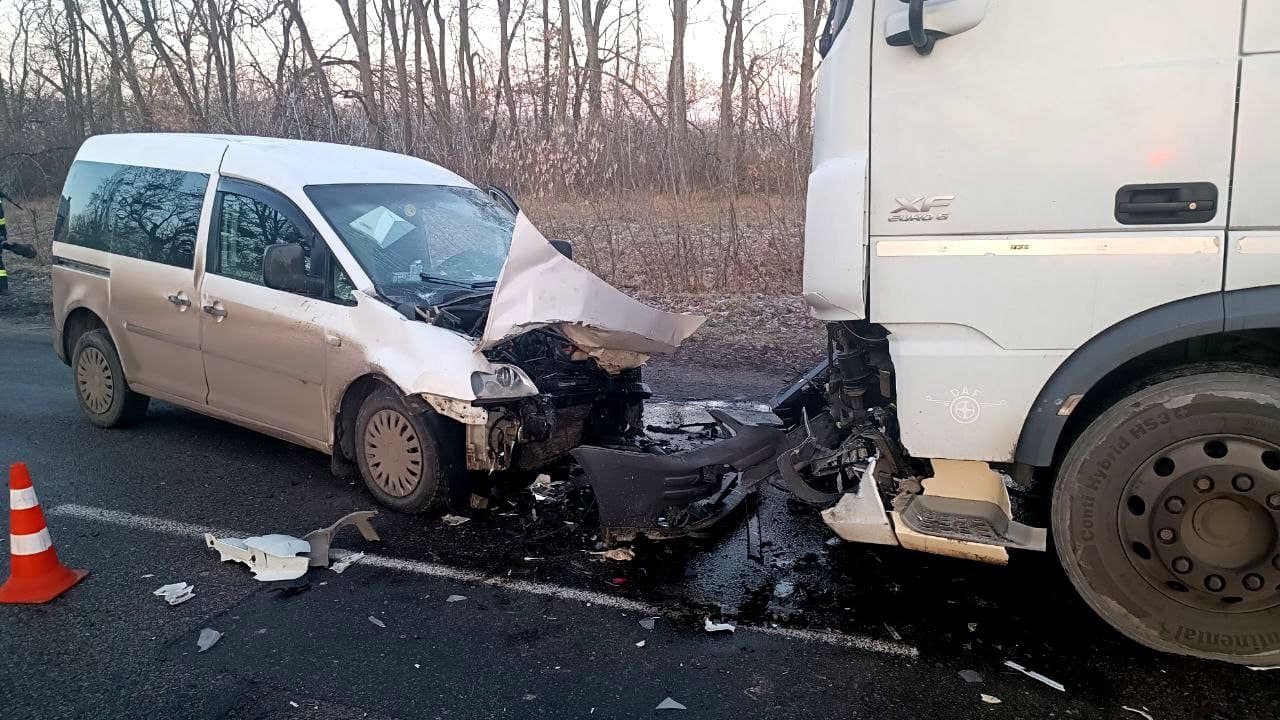 На Київщині внаслідок зіткнення легковика та спиртовоза загинула людина