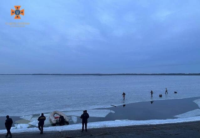 На Київському водосховищі 11 рибалок опинились на дрейфуючій крижині