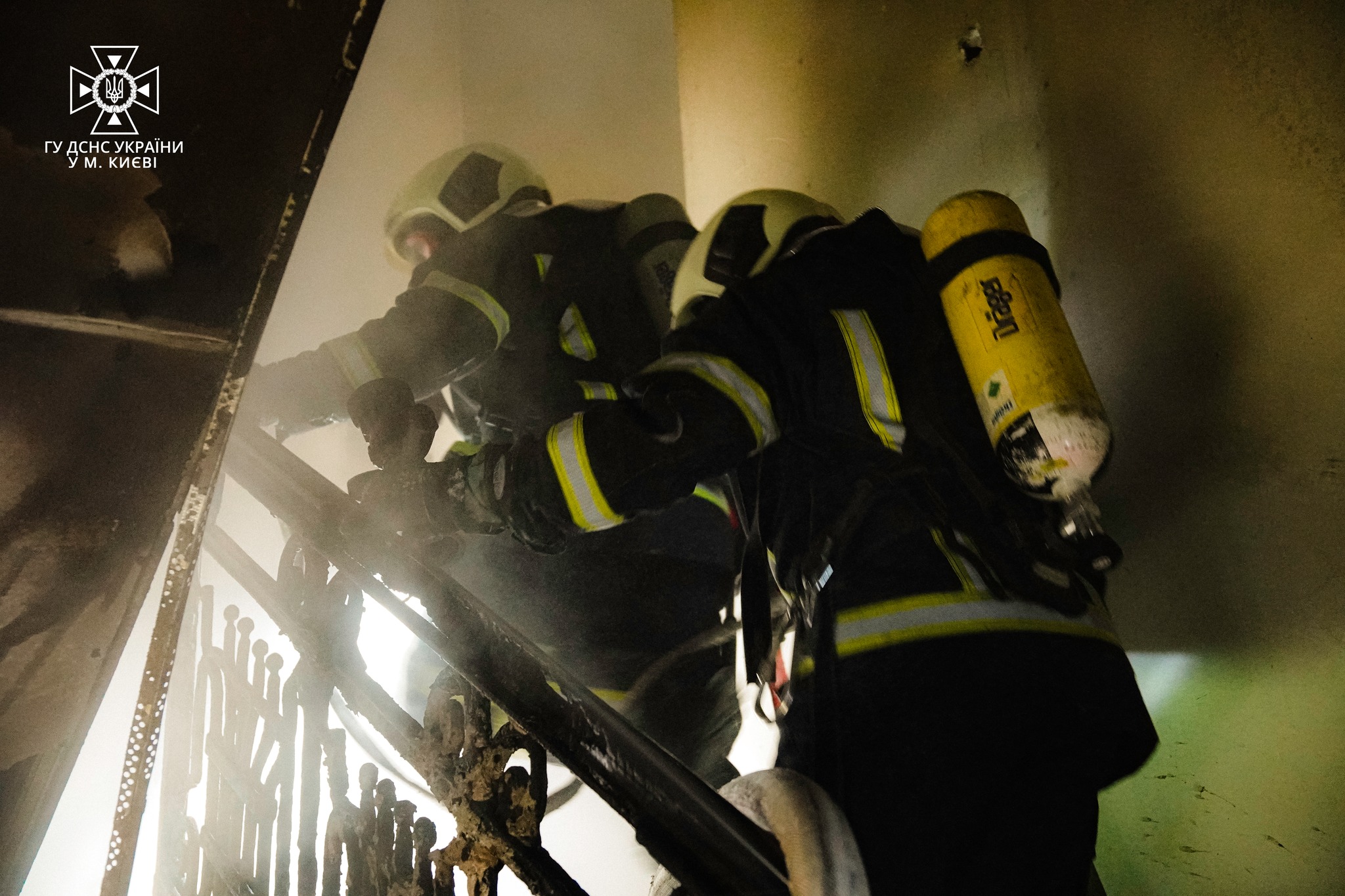 Під час гасіння пожежі у відселеній будівлі в Шевченківському районі пожежники виявили тіло чоловіка (фото, відео)