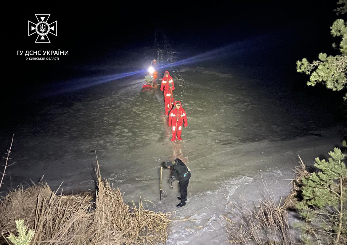 На Київському водосховищі рятувальники зняли з криги трьох рибалок (фото, відео)