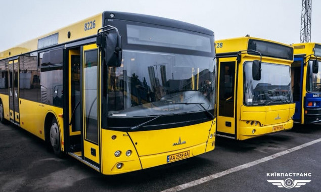 У Києві змінено рух двох автобусних маршрутів через ремонт тепломережі