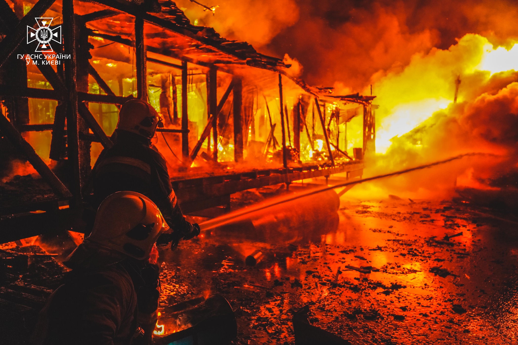 У столичному Гідропарку загасили пожежу на понтонній сауні (фото, відео)