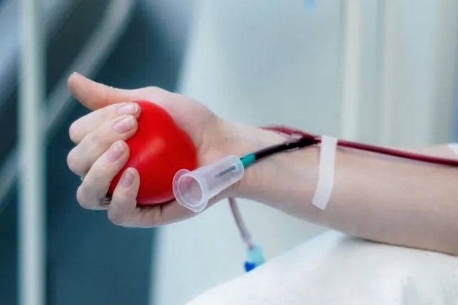 Сьогодні у Яготині проходить день донора, охочі можуть здати кров за винагороду