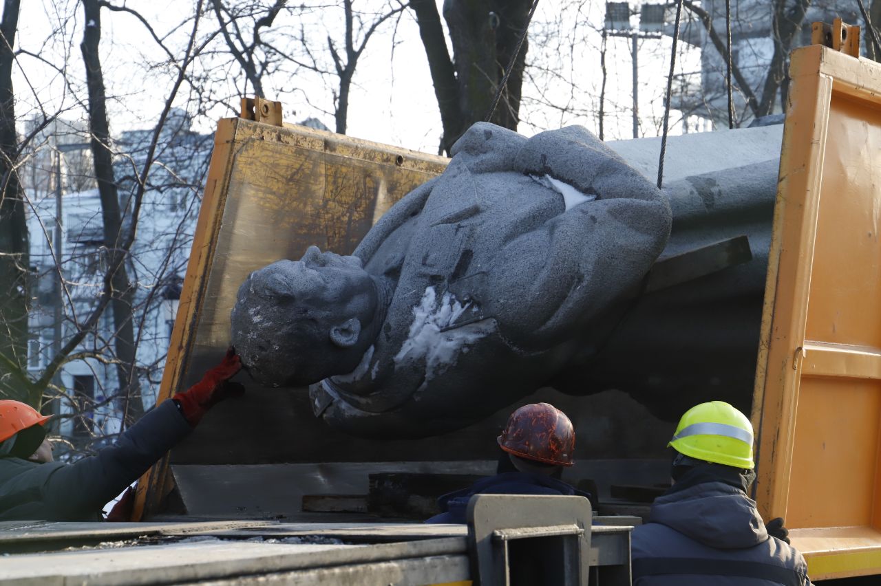 Столичні комунальники нарешті демонтували пам’ятник радянському генералу Ватутіну (фото, відео)