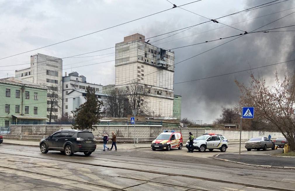 У столиці через пожежу на Подолі перекрито рух по вулицях Новокостянтинівській та Нахімова (фото)