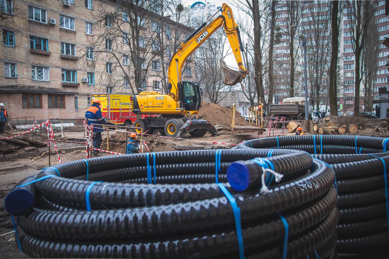 Столичні комунальники замінюють ділянку тепломережі на проспекті Леся Курбаса