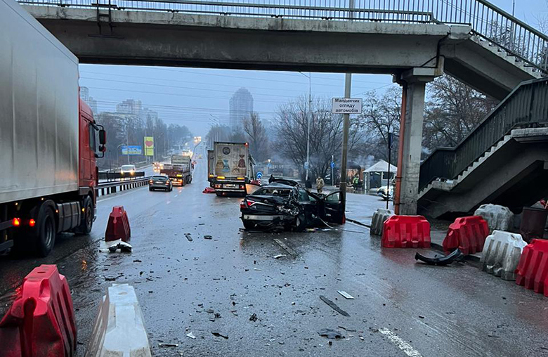 На Берестейському проспекті столиці внаслідок зіткнення двох вантажівок та легковика загинула людина (фото)