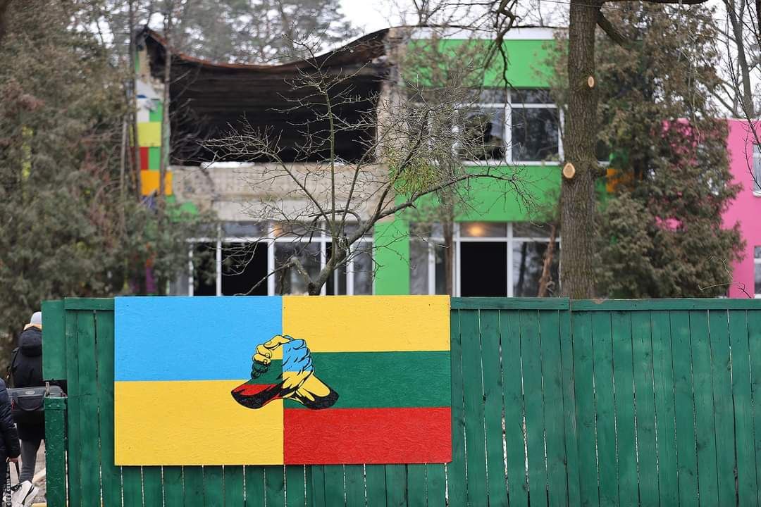 В Ірпені почали відбудову зруйнованого окупантами дитячого садочку “Радість” (фото)