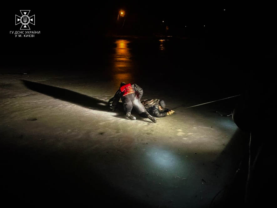 У Києві врятували рибалку, який провалився під кригу на озері в Голосієві (фото, відео)