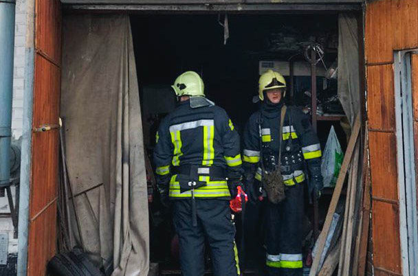 У Подільському районі столиці під час пожежі в гаражі постраждав чоловік (фото)