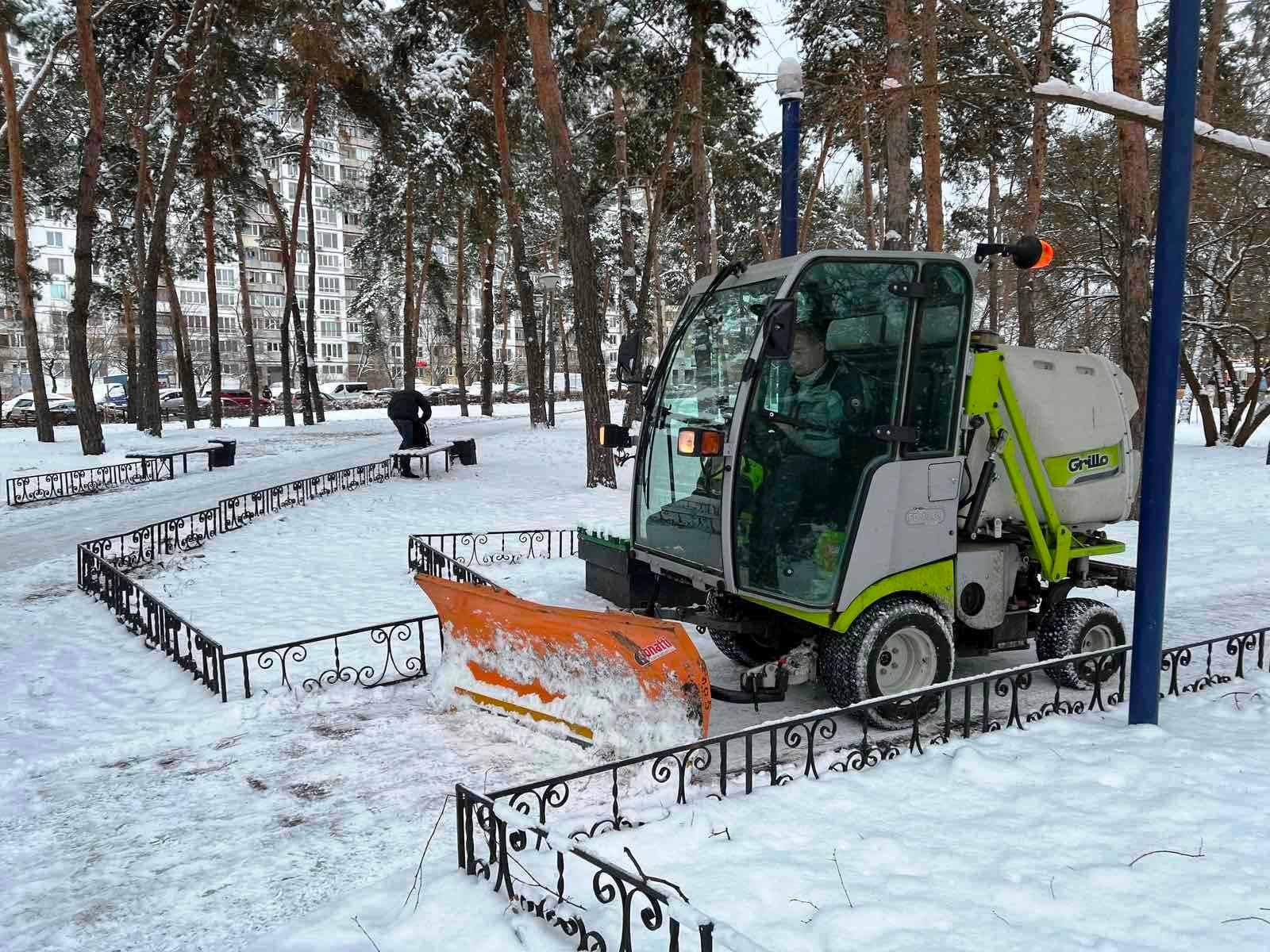 У Києві для прибирання снігу залучено 287 одиниць дорожньої спецтехніки