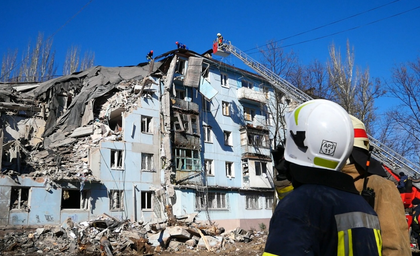 У Запоріжжі рятувальники все ще шукають людей під завалами після нічного удару росіян по житловій багатоповерхівці, - ДСНС