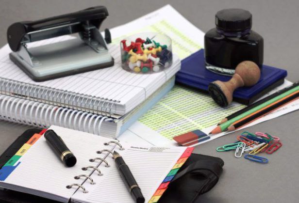 Мерія Бучі збирається витратити понад 129 тисяч гривень на олівці, коректори та підставки для ручок