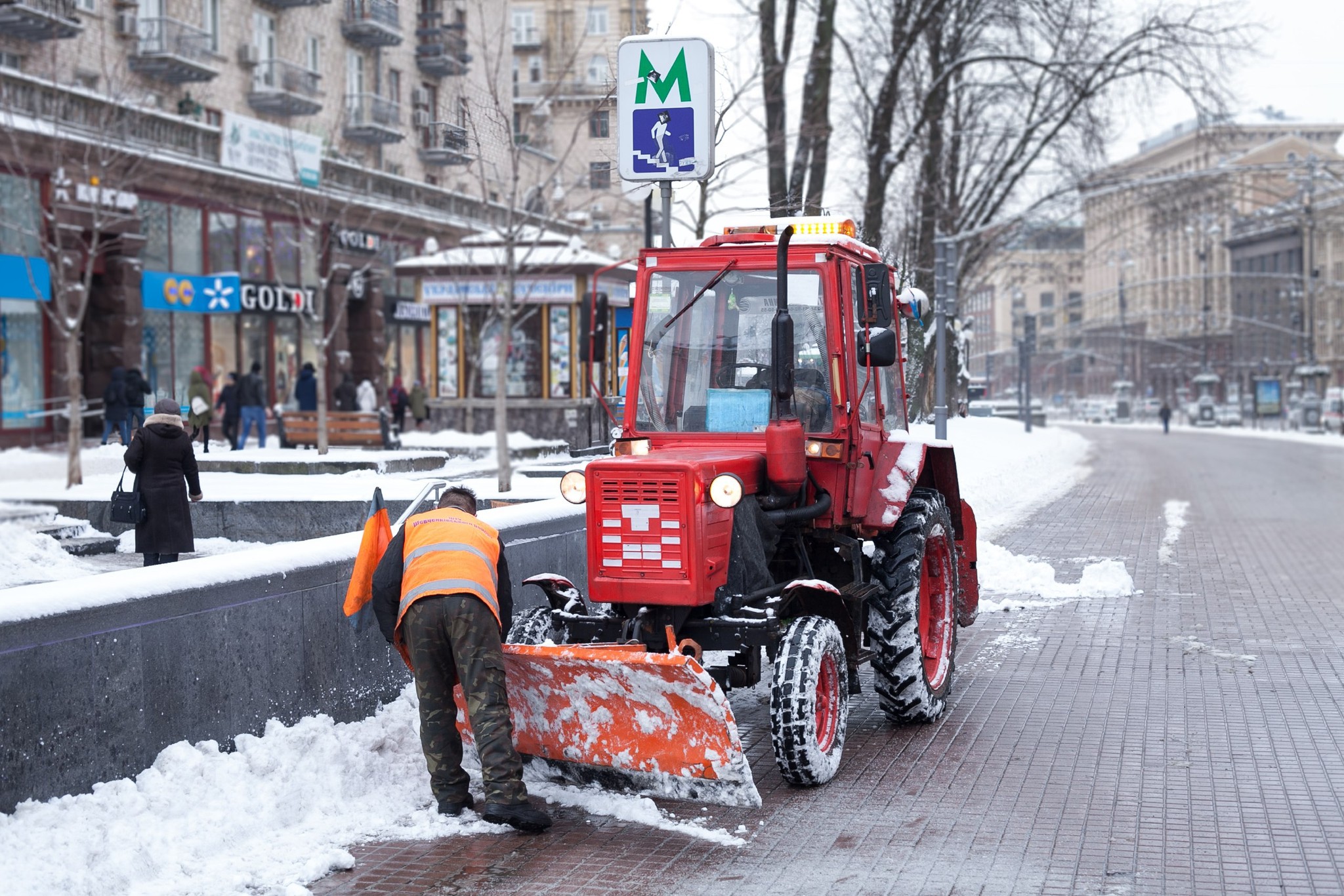 Київ засипає снігом, на дорогах працює 118 одиниць спецтехніки
