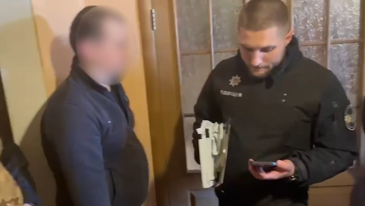 На Київщині затримали шахрая, який оформлював кредити на зниклих безвісти і полонених військових (фото, відео)