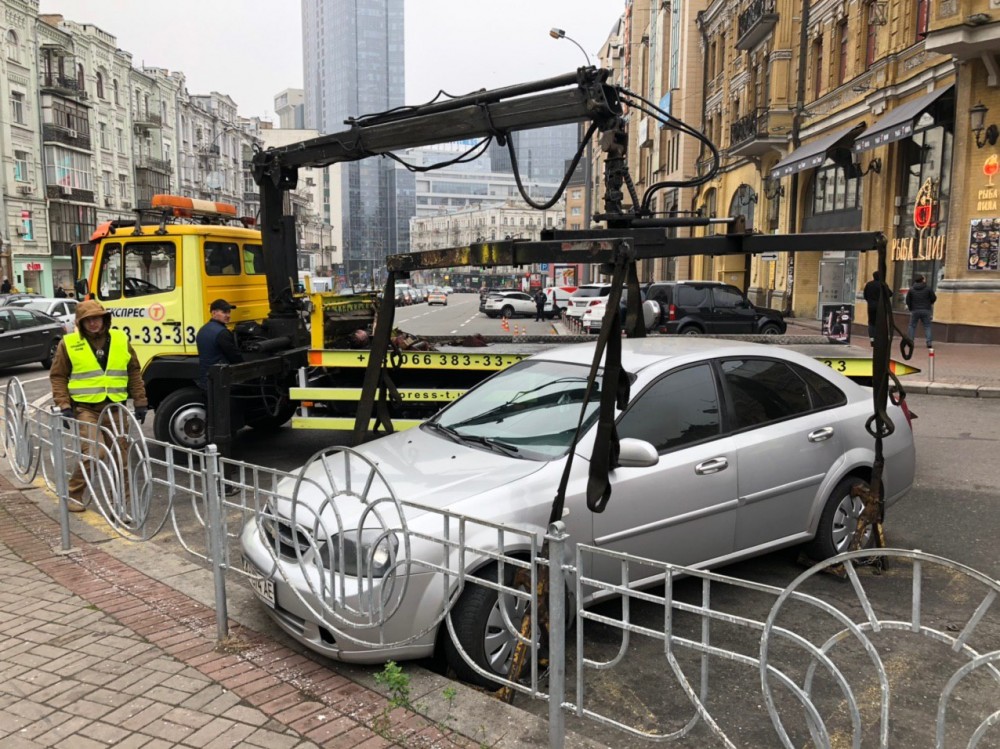 КМДА: Заборона евакуації автівок під час воєнного стану призведе до колапсу в центрі Києва