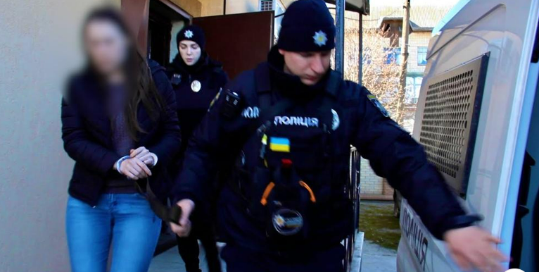 Під варту взяли жінку, яка на Київщині труїла людей талієм (фото, відео)