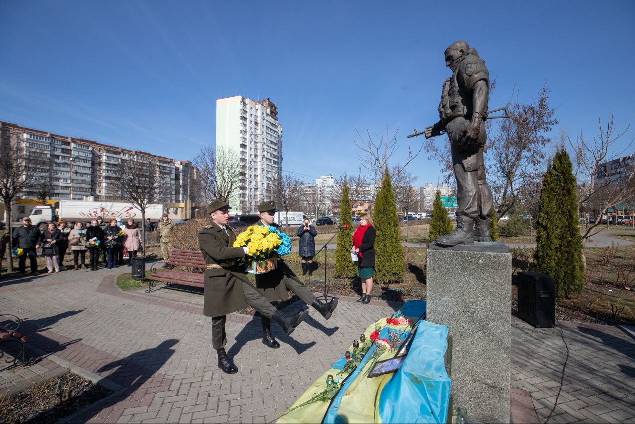 У Києві відбулась церемонія покладання квітів до Дня українського добровольця (фото)